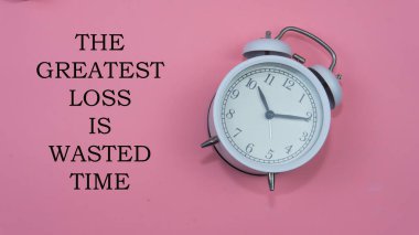 İnsanlara zamanın ne kadar önemli olduğunu hatırlatmak için bir alıntı. Zamanla ilgili kişisel motivasyon alıntısı. Saate odaklan.. 