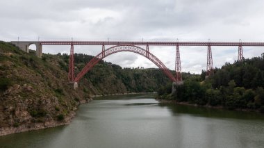 Garabit viyadük demiryolu köprüsünün güzel bir manzarası