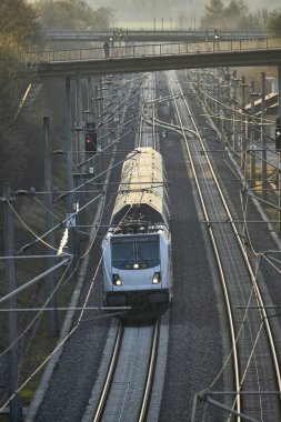 Stuttgart ve Mannheim, Baden-Wuerttemberg, Almanya arasındaki hızlı demiryolu geçiş yolundan geçen elektrikli yüksek hızlı tren.