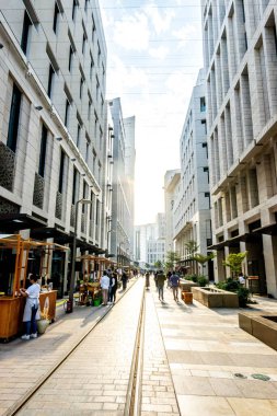 Msheireb Downtown Doha 'nın güzel mimarisi ve sadeliğiyle dikey çekimi.