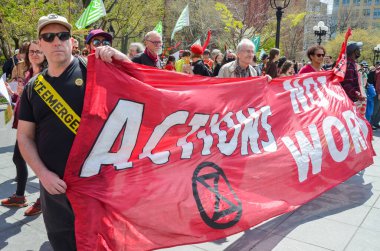 New York City, ABD 'de iklim adaletini protesto eden Soykırım İsyanı eylemcileri