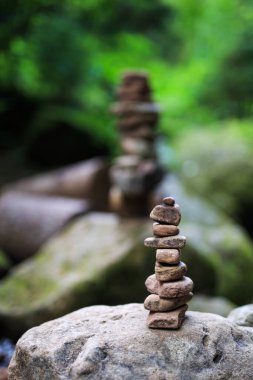 Zen taşlarının kayadaki dikey görüntüsü.