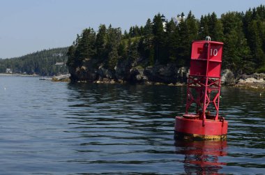 Yazın mavi denizde kırmızı bir şamandıra
