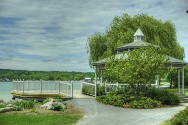 Güneşli bir günde, bir parkta ağaçlarla kaplı bir köşke yakın çekim.