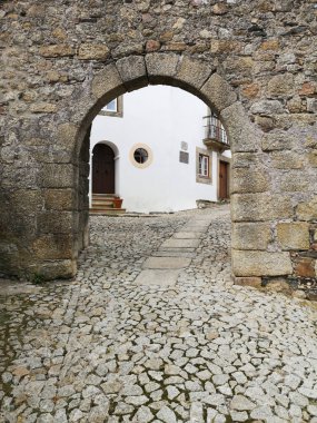 Portekiz, Marvao 'da eski yapıları olan boş bir cadde.