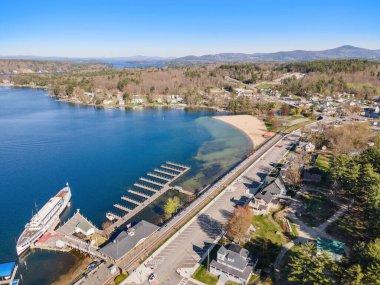 Güzel bir şehir ve deniz manzarası açık mavi gökyüzünün altında bir gemi