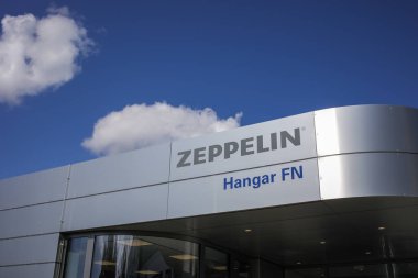 Friedrichshafen Almanya 'daki Zeppelin Hangar binasının perspektifi.