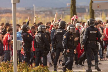 MADRİD 'DE ŞAMPİYON BAŞLARI BİR POLİS DEVRİM EDİLDİ