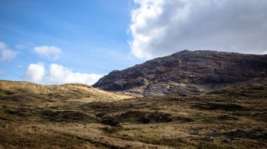 Sabahları tepelerde kayalık yabanın güzel bir manzarası