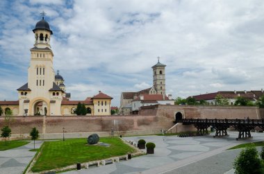 St. Michael Katedrali 'nin olduğu taç giyme töreni çan kulesinin manzarası. Alba Iulia, Romanya.