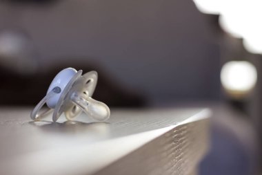 Bir bebek emziğinin yakın çekimi ya da ahşap bir masada sakinleştirici.