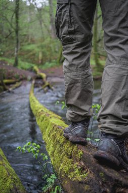 Polonya 'nın Gdansk kentindeki Salomon yürüyüş botlarının üzerinden geçen bir yürüyüşçünün dikey görüntüsü.