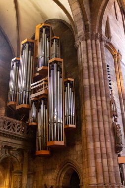 Breisgau, Almanya 'daki güzel bir Freiburg katedralinde bir organın dikey çekimi.