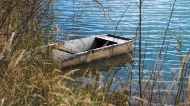 Küçük bir tekne Roudnice Nad Labem yakınlarında bir kum havuzuna yanaştı.