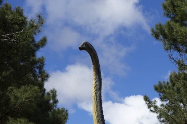 Portekiz, Lourinha 'daki Dino Park' ta brontozor heykelinin düşük açılı çekimi.