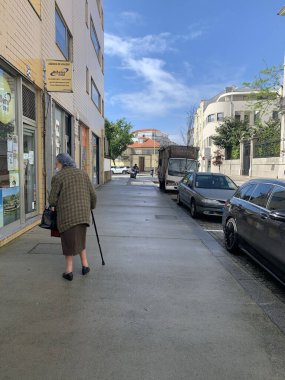 Portekiz, Porto 'da bastonuyla yürüyen yaşlı bir kadın.