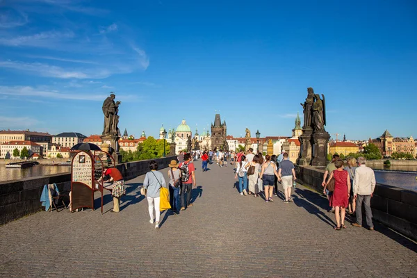 Die Touristenmassen Spazieren Über Die Karlsbrücke Prag Tschechische Republik — Stockfoto