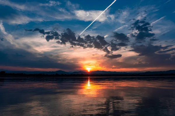 Ein Schöner Sonnenuntergang Über Dem Meer Mit Bewölktem Himmel — Stockfoto