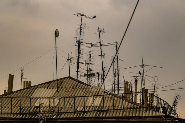 Eine Urbane Szene Mit Satellitenantennen Auf Dem Dach Eines Gebäudes — Stockfoto