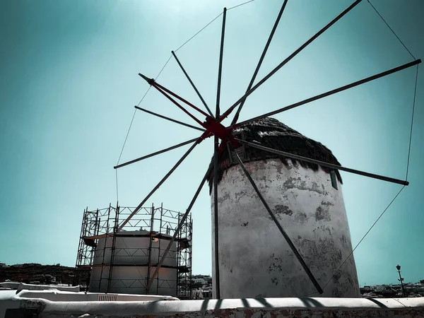 Een Lage Hoek Shot Van Windmolen Beneden Blauwe Heldere Lucht — Stockfoto