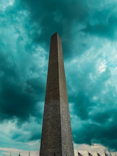 Colpo Basso Del Monumento Washington Contro Cielo Nuvoloso — Foto Stock