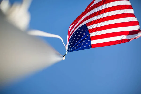 Niski Kąt Strzał Usa Flaga Przeciw Jasnemu Niebu — Zdjęcie stockowe