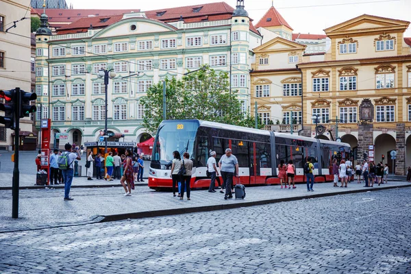 Çek Cumhuriyeti Prag Daki Malostranske Meydanı Nda Turistler Bir Tramvay — Stok fotoğraf