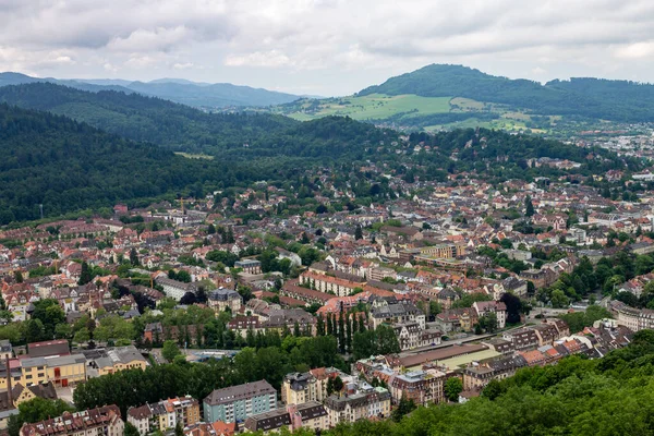 Een Vogels Blik Stad Freiburg Omgeven Door Groene Bergen Duitsland — Stockfoto