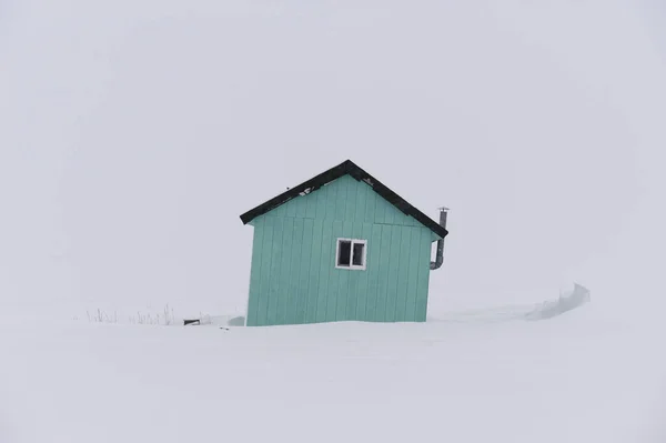 Mała Chatka Wybrzeżu Morza Beringa Otoczeniu Dryfującego Śniegu Styczniu — Zdjęcie stockowe