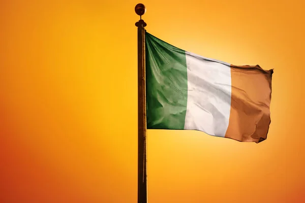 Flaga Narodowa Irlandii Maszcie Odizolowanym Pomarańczowym Tle — Zdjęcie stockowe