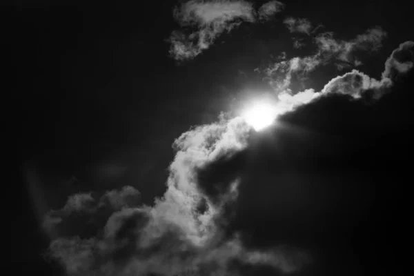 Una Vista Escala Grises Del Sol Cielo Nublado — Foto de Stock