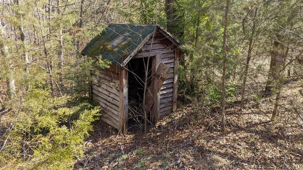 Régi Elhagyatott Melléképület Régi Ház Közelében Mélyen Erdőben — Stock Fotó