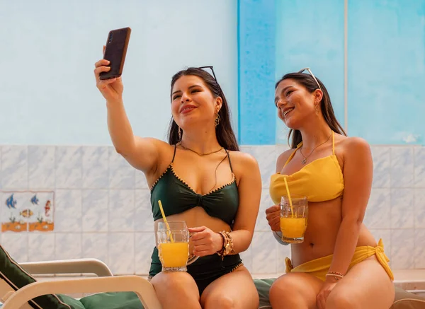 西班牙裔女性在游泳池边自拍的特写镜头 — 图库照片
