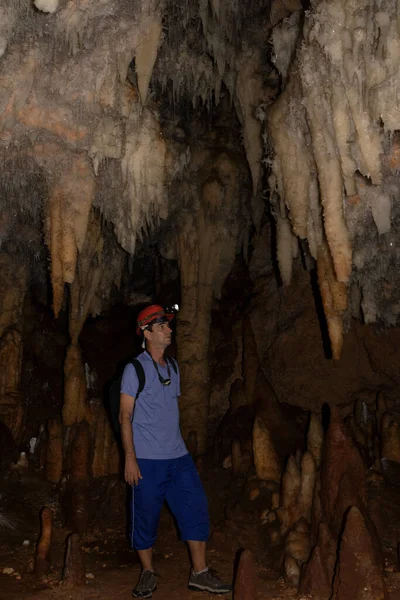 Jovem Turista Capacete Mineiro Nas Grandes Cavernas Bellamar Cuevas Bellamar — Fotografia de Stock
