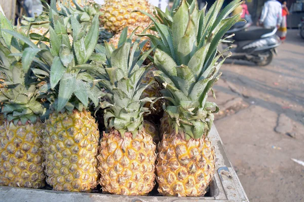Markette Yakın Çekim Taze Ananas Düzenlendi — Stok fotoğraf