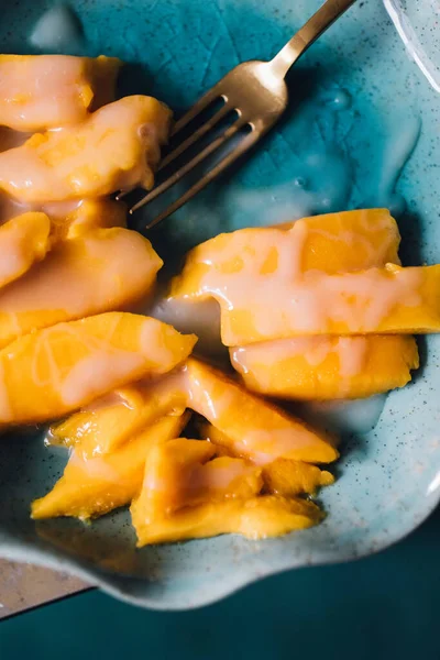 Gele Mango Plakjes Met Gecondenseerde Kokosmelk Teal Bord Met Gouden — Stockfoto