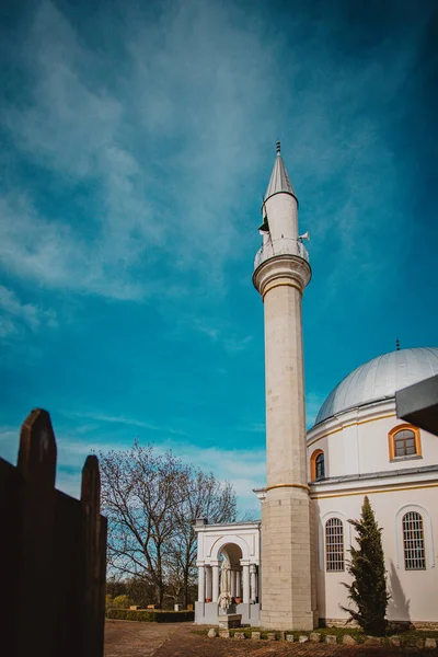 Plan Vertical Une Mosquée Juma Blanche Sous Ciel Bleu — Photo