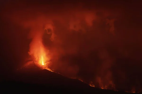 西班牙拉帕尔马岛上一座熊熊燃烧的火山美景 — 图库照片
