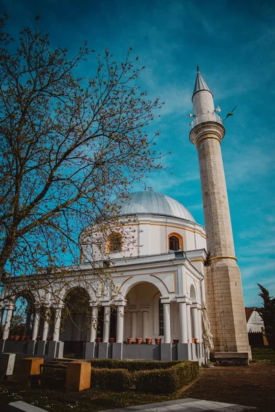 Tiro Vertical Uma Mesquita Juma Branca Sob Céu Azul — Fotografia de Stock