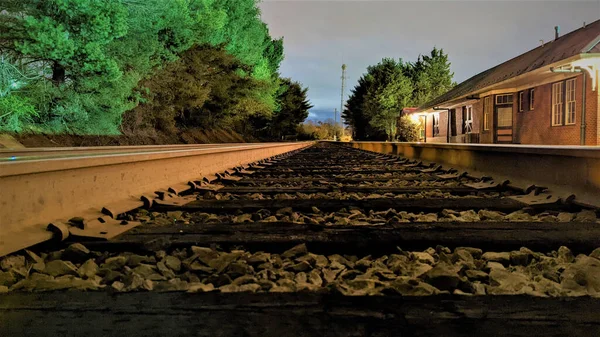 Gece Raylarından Altavista Tren Stasyonu — Stok fotoğraf
