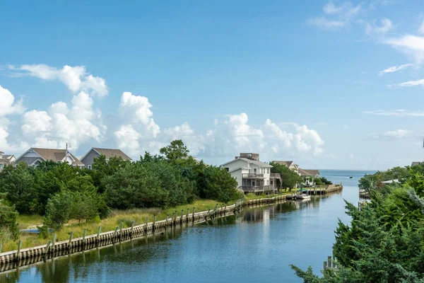 Uma Vista Baixo Ângulo Das Casas Modernas Perto Canal Ocracoke — Fotografia de Stock