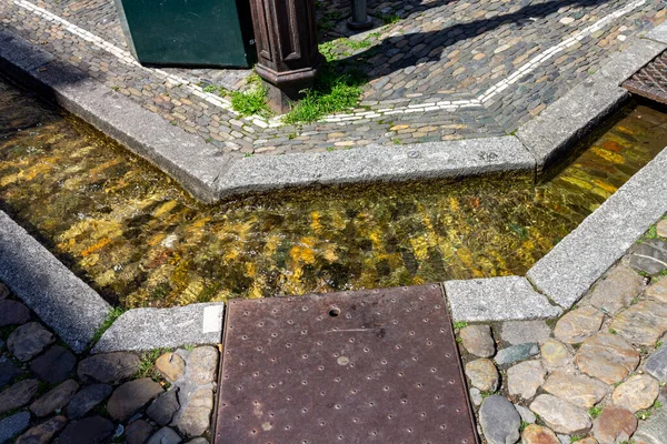 德国弗赖堡市中心街道上一个人孔旁边的一条水渠 — 图库照片