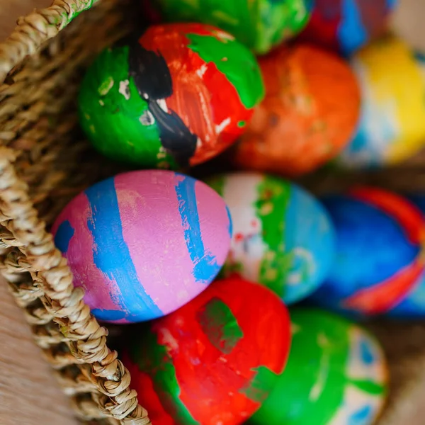 Barevné Malované Vejce Koši Slámy Velikonoce — Stock fotografie