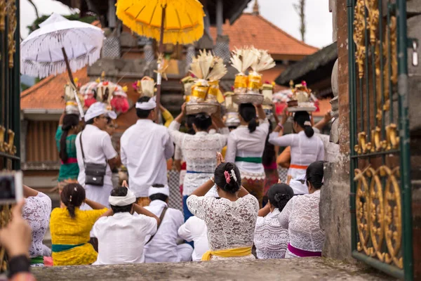 インドネシアのバリにあるプラ ブラタン寺院で祈る伝統的なバリ人 — ストック写真