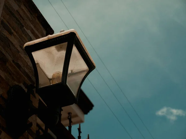 Eine Flache Aufnahme Einer Lampe Mit Dem Himmel Hintergrund Costa — Stockfoto
