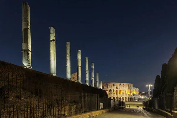 Nattutsikt Över Väg Till Colosseum — Stockfoto