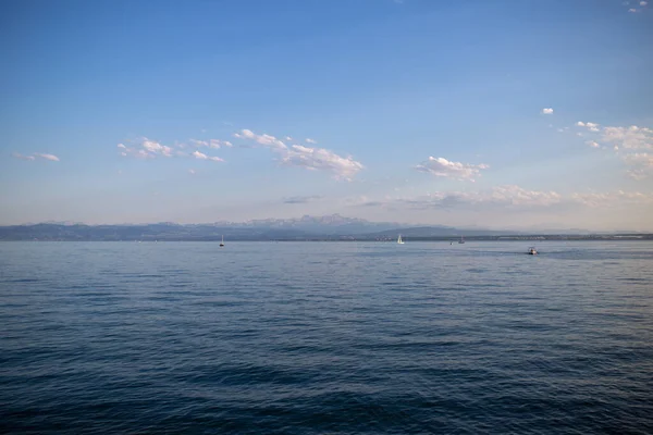 Spokojny Krajobraz Jeziora Bodeńskiego Błękitnym Niebem Tle — Zdjęcie stockowe