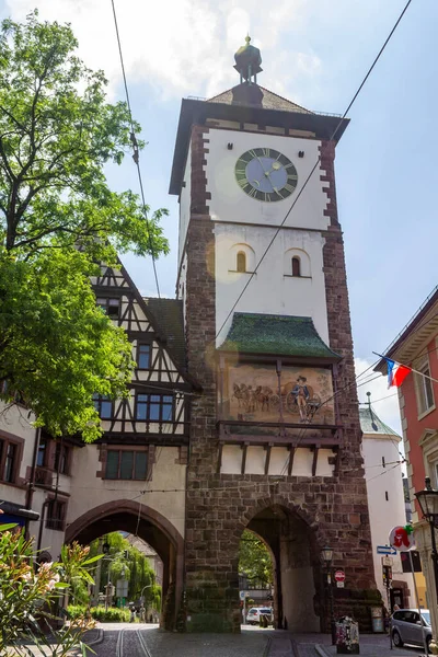 ダウンタウンの美しいSchwabentor時計塔の垂直ショットフライブルクドイツ ヨーロッパ — ストック写真