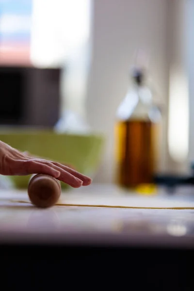 Vertical Shot Person Rolling Dough Rolling Pin Kitchen — Stock Photo, Image