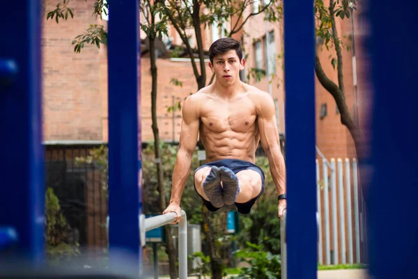 Jeune Homme Athlétique Torse Faisant Exercice Dans Parc — Photo